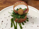 Schwarzbrot mit Lachs, Speck und Ei - Rezept