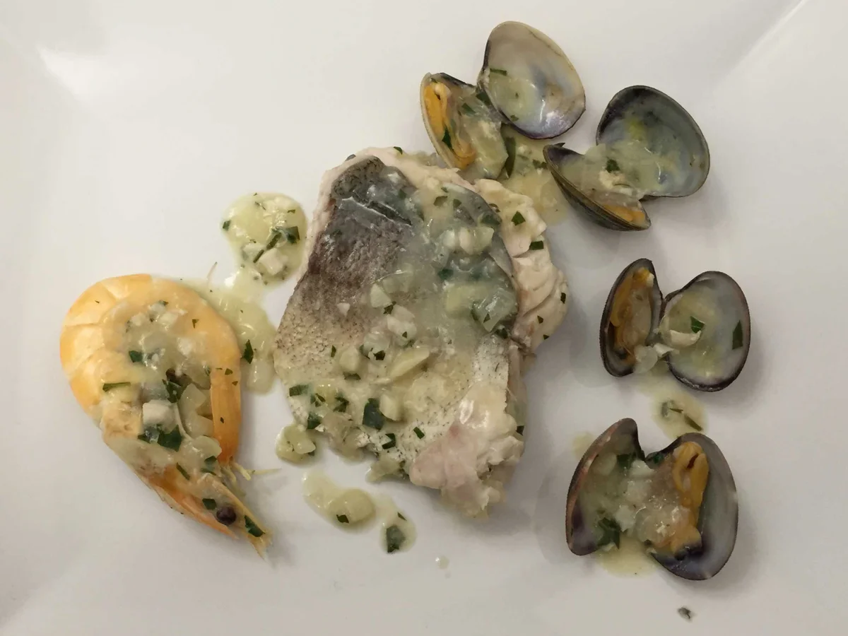Seehechtfilet mit Meeresfrüchten in einer Petersiliensoße - Rezept