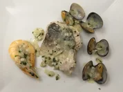 Seehechtfilet mit Meeresfrüchten in einer Petersiliensoße - Rezept