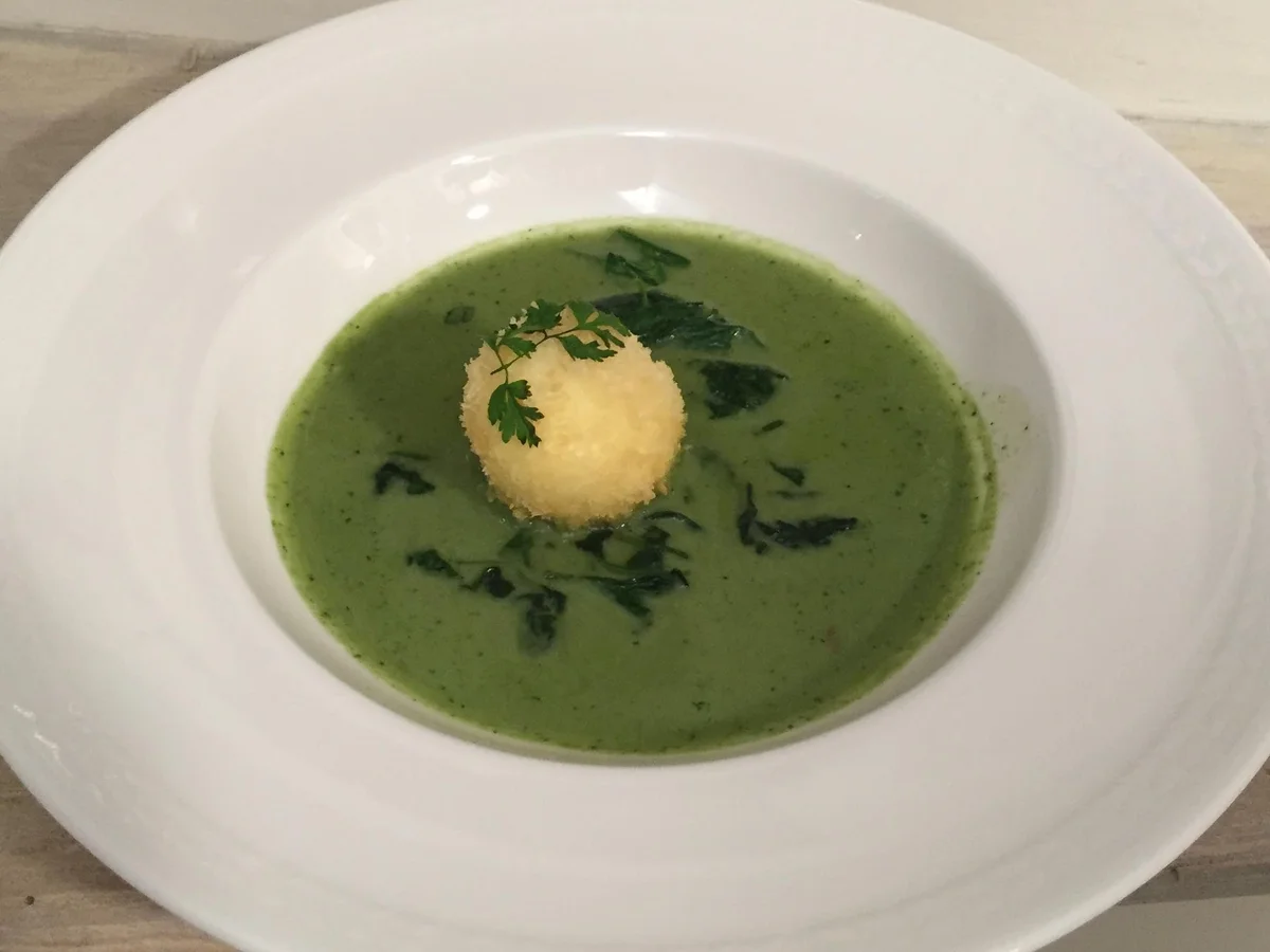 Schaumsüppchen von Gartenkräutern mit gebackenem Ei - Rezept