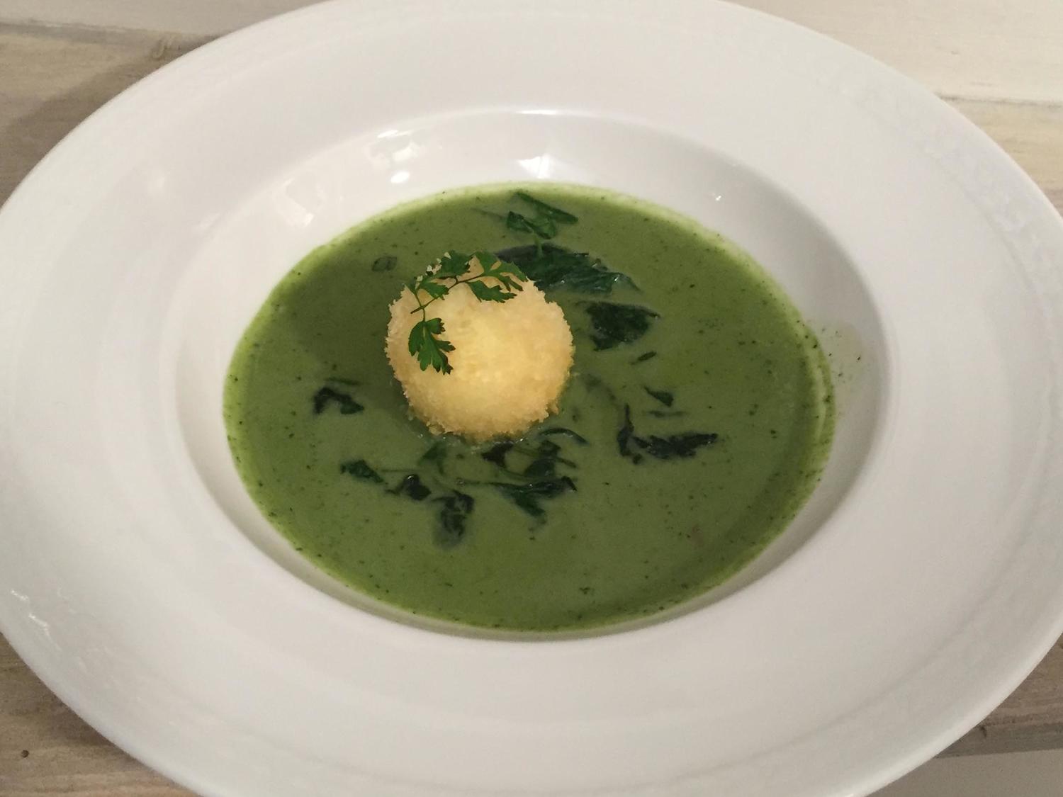 Schaumsüppchen von Gartenkräutern mit gebackenem Ei Rezept kochbar.de