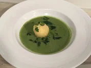 Schaumsüppchen von Gartenkräutern mit gebackenem Ei - Rezept