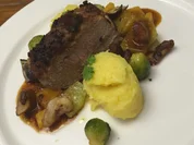 Kalbsrücken mit Dörrobstkruste, Rotsponsoße, Steinpilzen, Herbstgemüse und Püree - Rezept