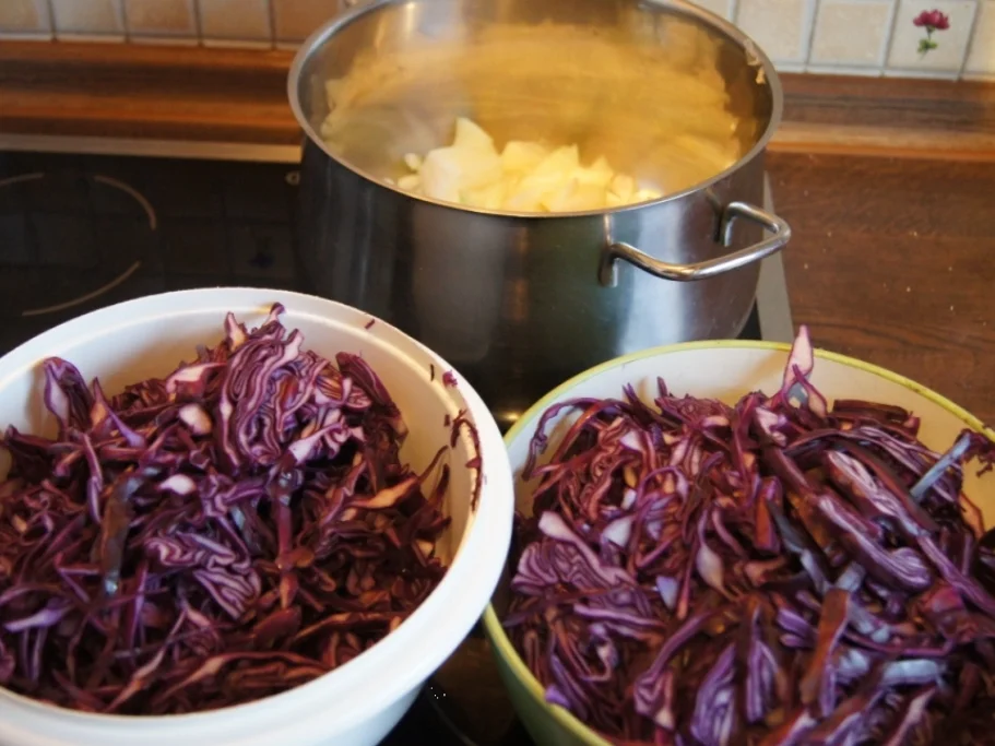 Rezept: Rotkohl mit Wild-Preiselbeeren Bild Nr. 4 Rotkohl mit Wild-Preiselbeeren - Rezept - Bild Nr. 4