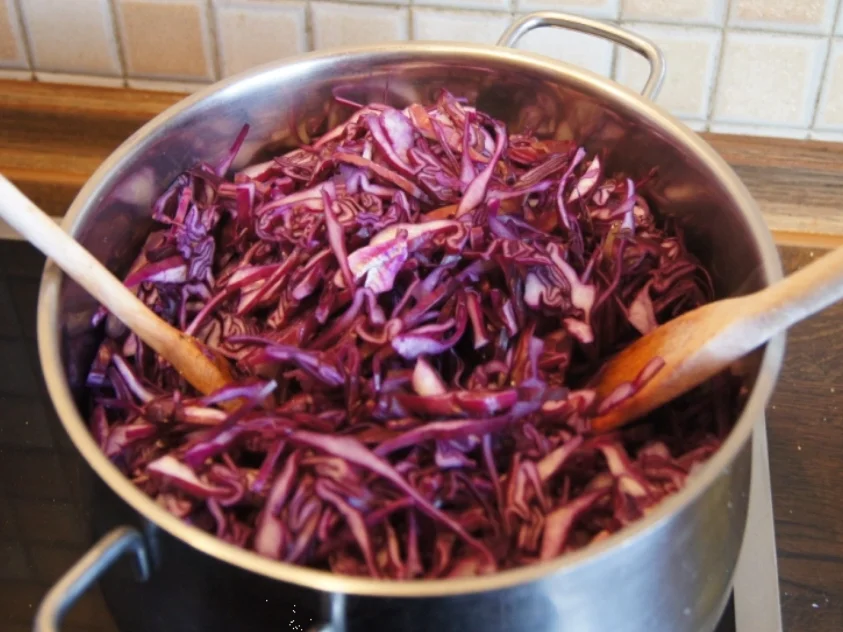 Rezept: Rotkohl mit Wild-Preiselbeeren Bild Nr. 5 Rotkohl mit Wild-Preiselbeeren - Rezept - Bild Nr. 5