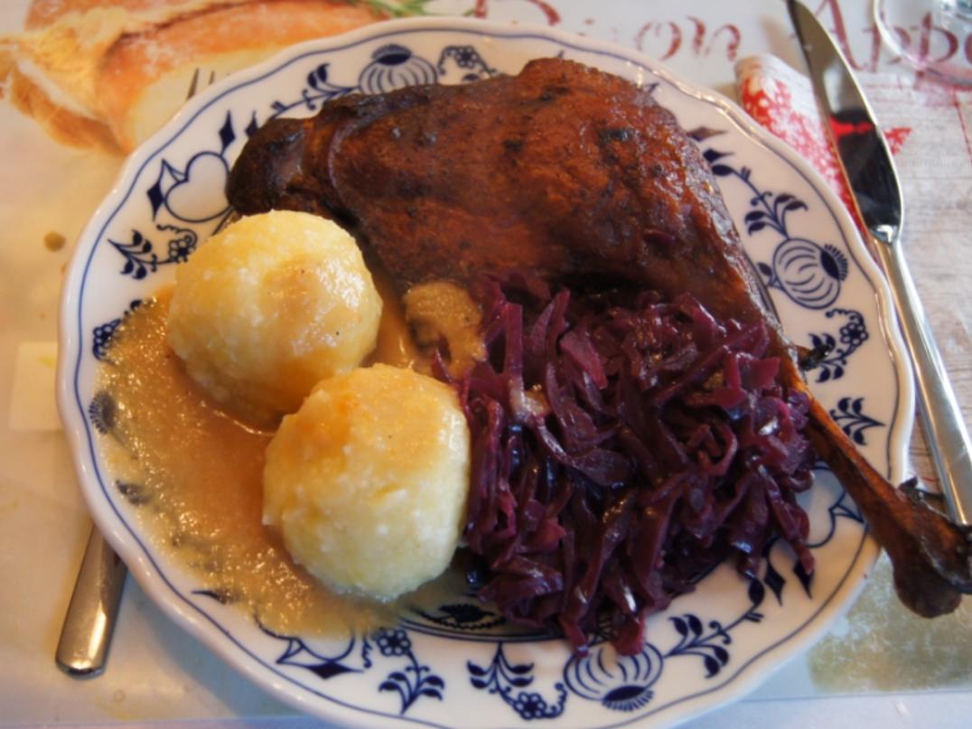 Gänsekeule mit Sauce, Rotkohl und halbseidene Knödel - Rezept - kochbar.de