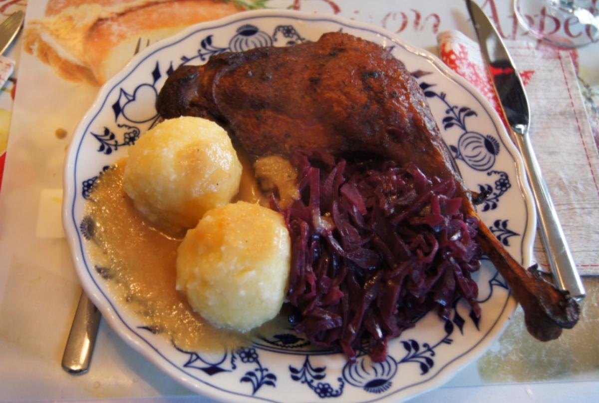 Bilder für Gänsekeule mit Sauce, Rotkohl und halbseidene Knödel - Rezept