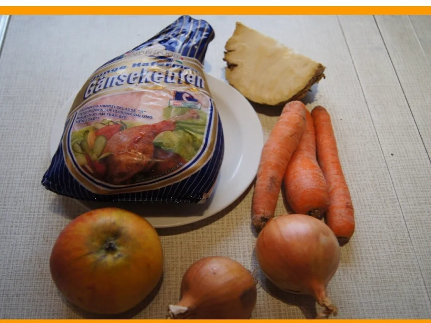 Gänsekeule mit Sauce, Rotkohl und halbseidene Knödel - Rezept - Bild Nr. 2