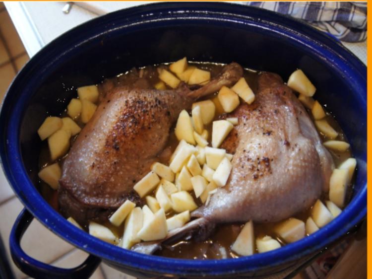 Gänsekeule mit Sauce, Rotkohl und halbseidene Knödel - Rezept - kochbar.de