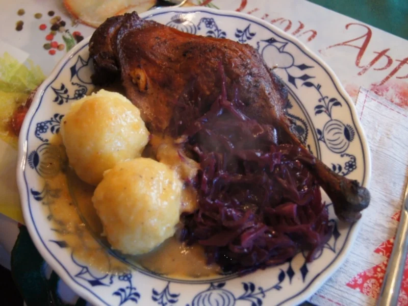 Gänsekeule mit Sauce, Rotkohl und halbseidene Knödel - Rezept - Bild Nr. 19