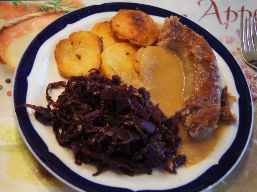 Rezept: Schwartenwurst mit Rotkohl , gebratenen Knödel und Sauce Schwartenwurst mit Rotkohl , gebratenen Knödel und Sauce - Rezept