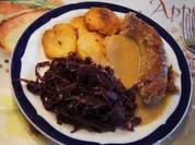 Schwartenwurst mit Rotkohl , gebratenen Knödel und Sauce - Rezept