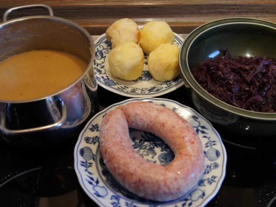 Rezept: Schwartenwurst mit Rotkohl , gebratenen Knödel und Sauce Bild Nr. 2 Schwartenwurst mit Rotkohl , gebratenen Knödel und Sauce - Rezept - Bild Nr. 2