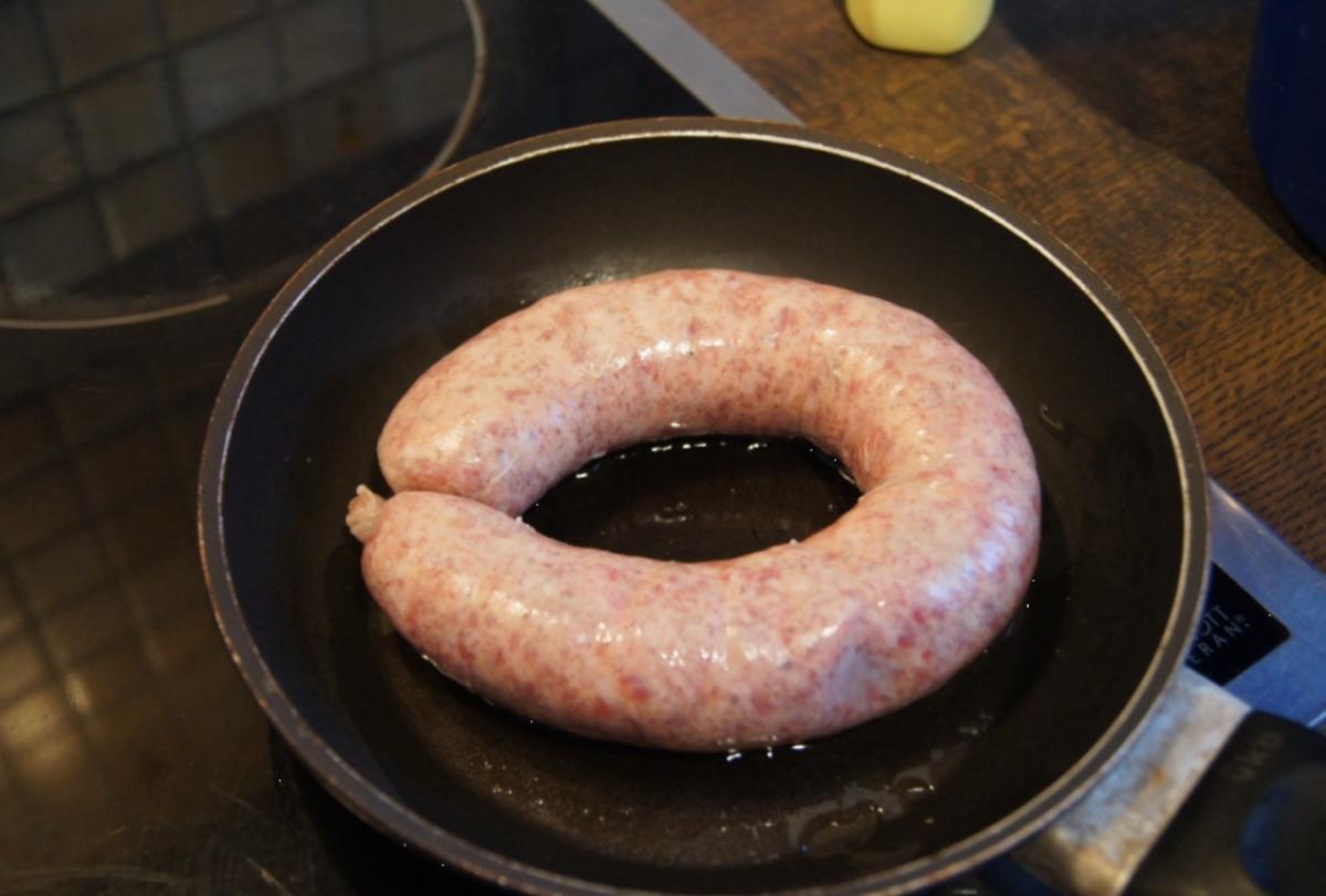 Schwartenwurst mit Rotkohl , gebratenen Knödel und Sauce - Rezept - Bild Nr. 3