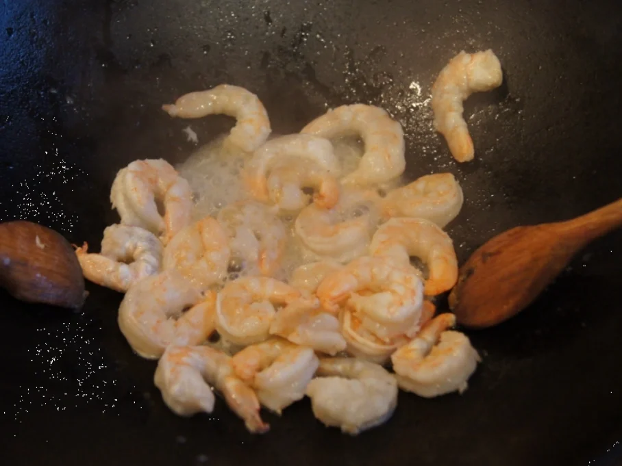 Gemüsewok mit Fleischwurst und Garnelenschwänzen - Rezept - Bild Nr. 3