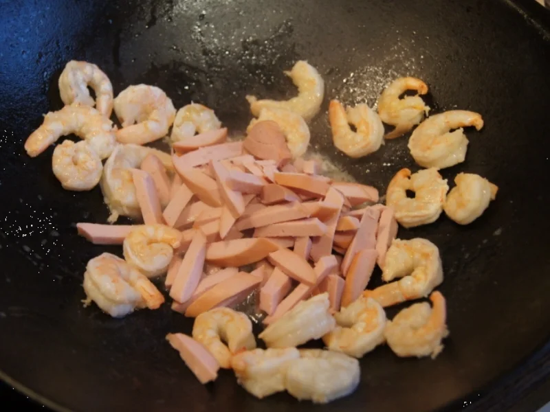 Gemüsewok mit Fleischwurst und Garnelenschwänzen - Rezept - Bild Nr. 4