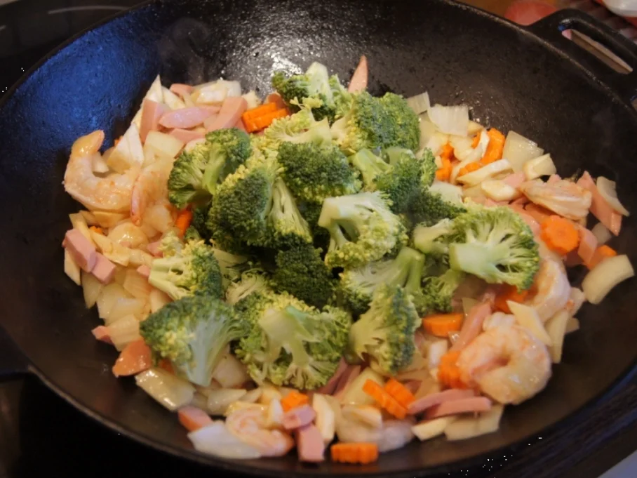 Gemüsewok mit Fleischwurst und Garnelenschwänzen - Rezept - Bild Nr. 8