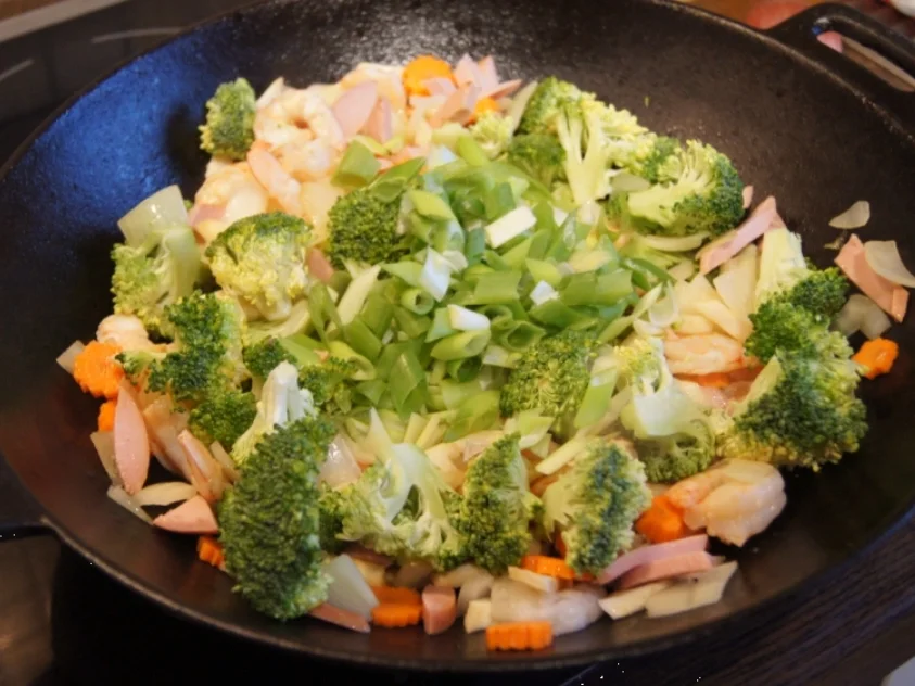 Gemüsewok mit Fleischwurst und Garnelenschwänzen - Rezept - Bild Nr. 9