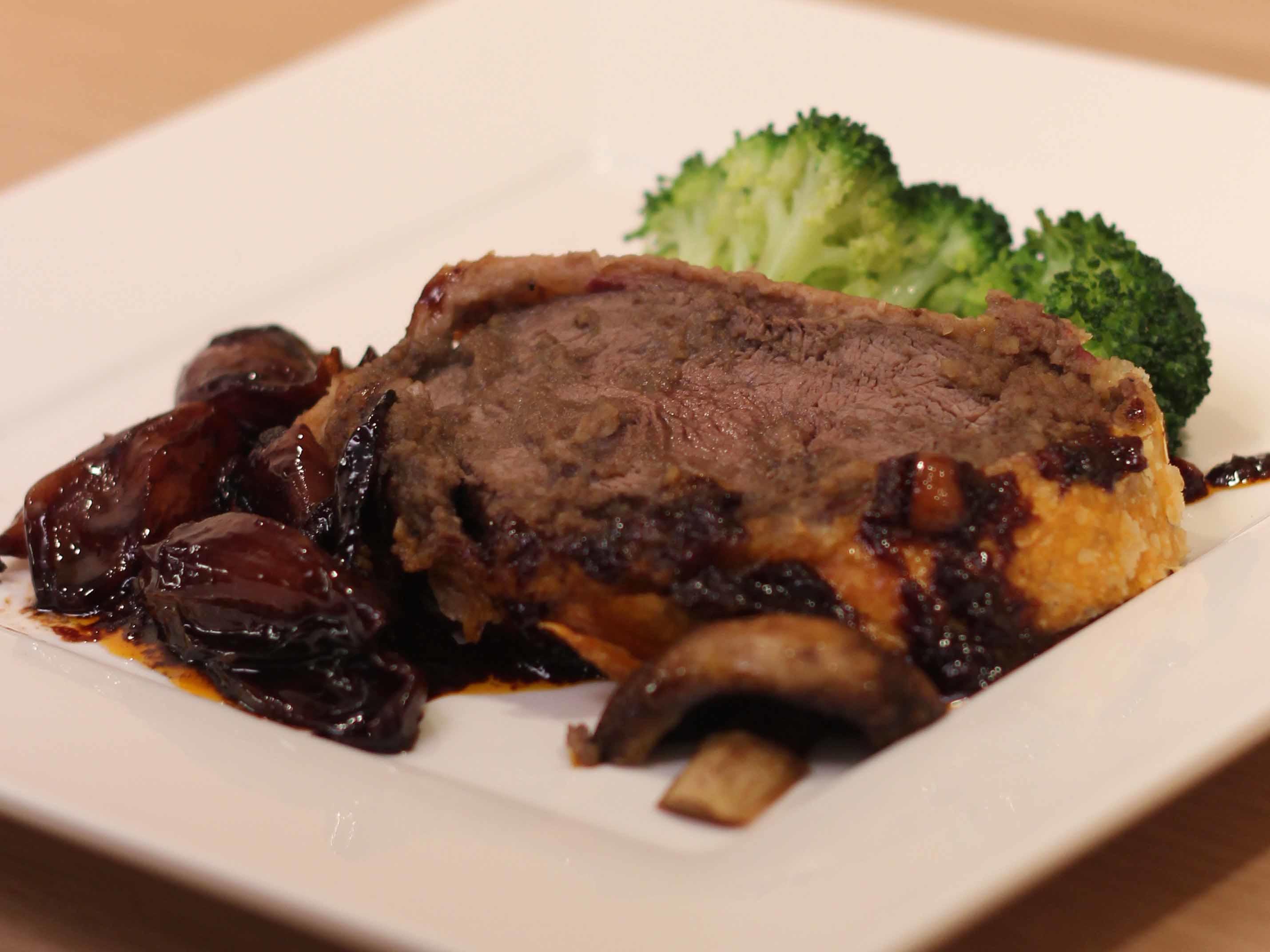 Bilder für Beef-Wellington mit Rotwein-Schalotten und Broccoli - Rezept