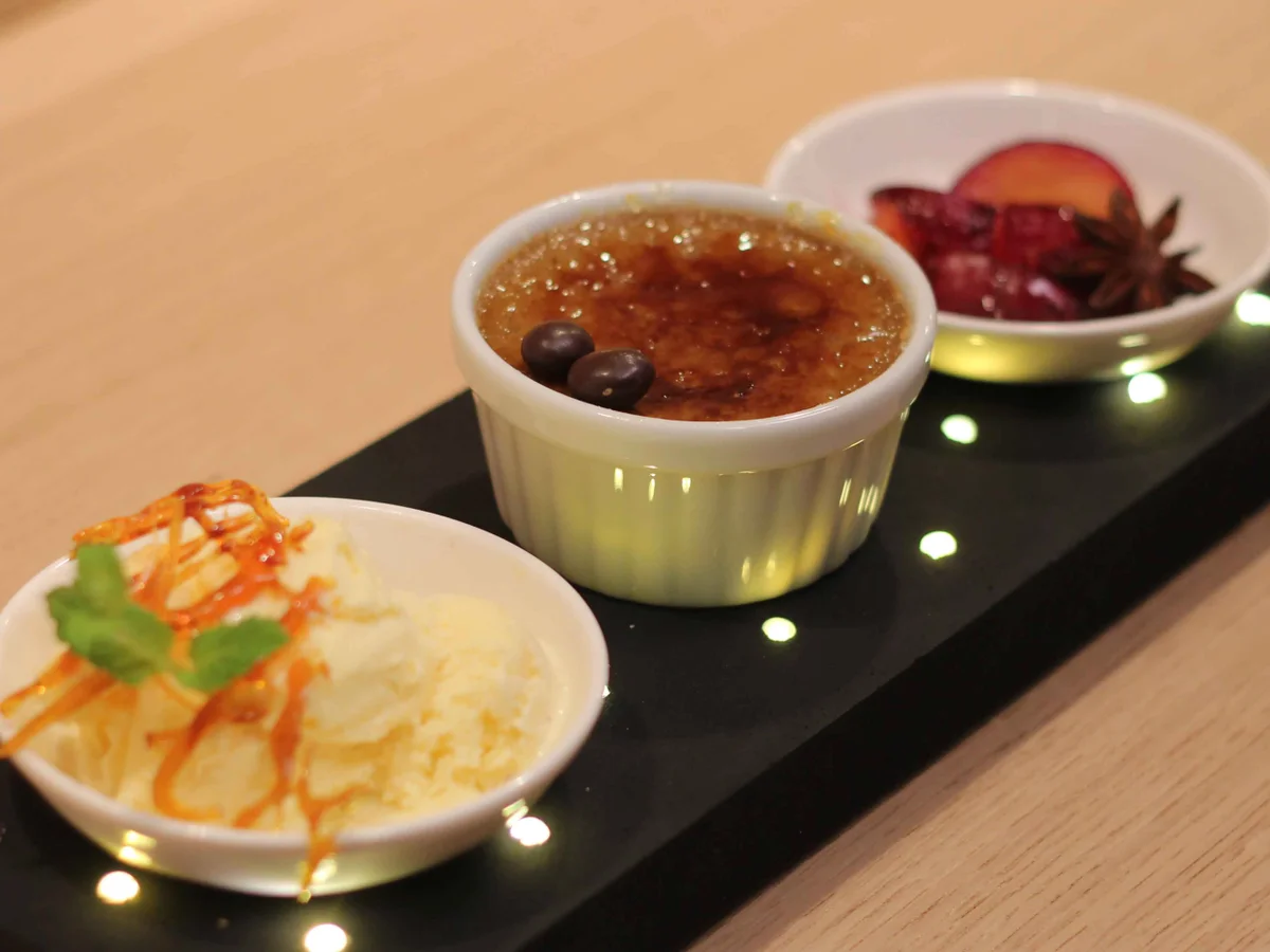 Kaffee-Crème-Brûlée mit Zwetschgenröster und Vanilleeis - Rezept