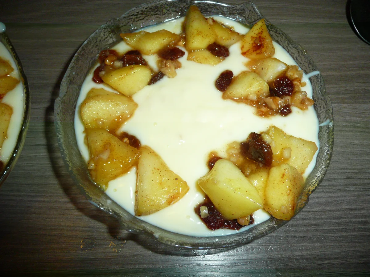 Vanillepudding mit geh. Mandeln & Bratapfel. - Rezept