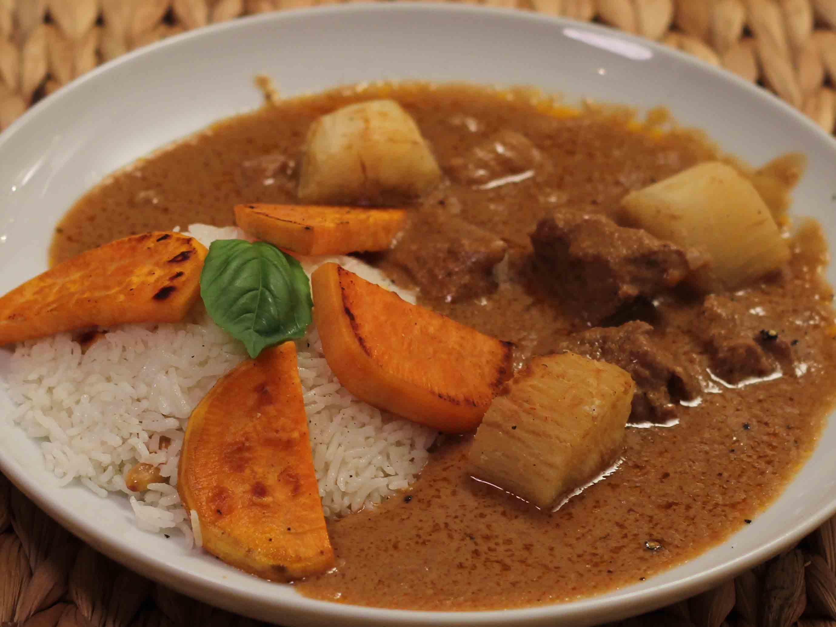 Bilder für Rinderragout in herzhafter Erdnusssauce mit Afrikanischem Gemüse und Reis - Rezept