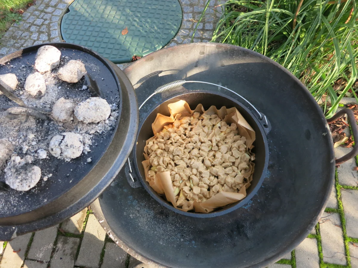 Rezept: Apfelkuchen aus dem DutchOven Bild Nr. 1476 Apfelkuchen aus dem DutchOven - Rezept - Bild Nr. 1476