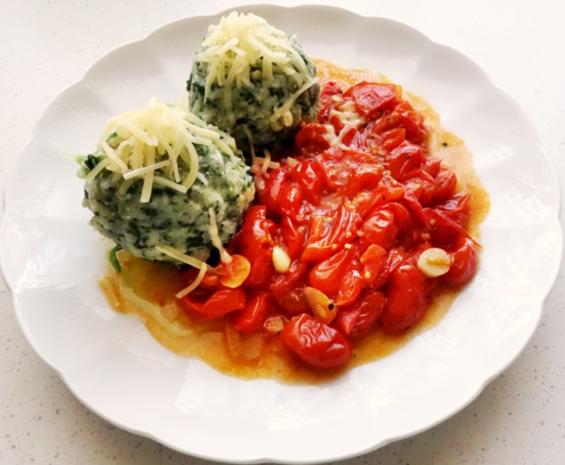 Spinat-Kartoffel-Käseknödel mit geschmorten Ofentomaten - Rezept ...