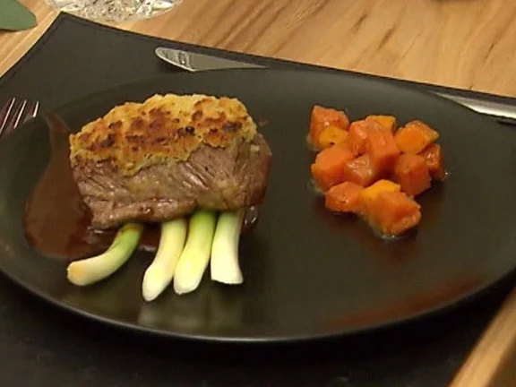 Salzwiesenlamm mit Absinth, Lauchzwiebeln und konfiertem Kürbis - Rezept