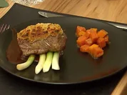 Salzwiesenlamm mit Absinth, Lauchzwiebeln und konfiertem Kürbis - Rezept