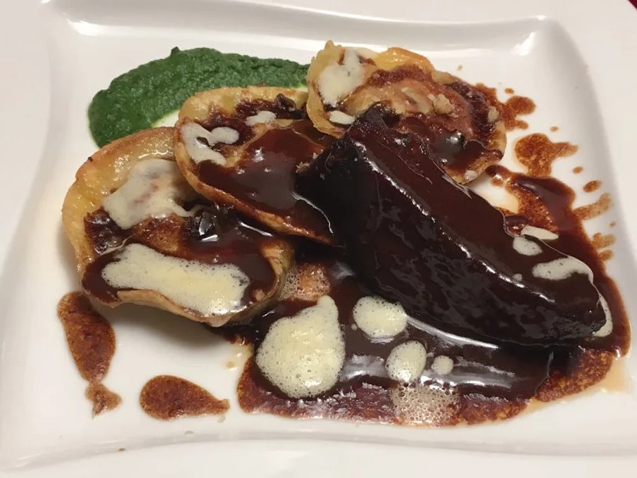 Rinderbäckle und Rinderbäckle-Ravioli, Wirsing, Pflaumen, Zitronenschaum - Rezept