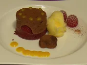 Schokomousse-Himbeertörtchen, Schokotrüffel, Orangensorbet, Mango - Rezept