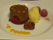 Schokomousse-Himbeertörtchen, Schokotrüffel, Orangensorbet, Mango - Rezept