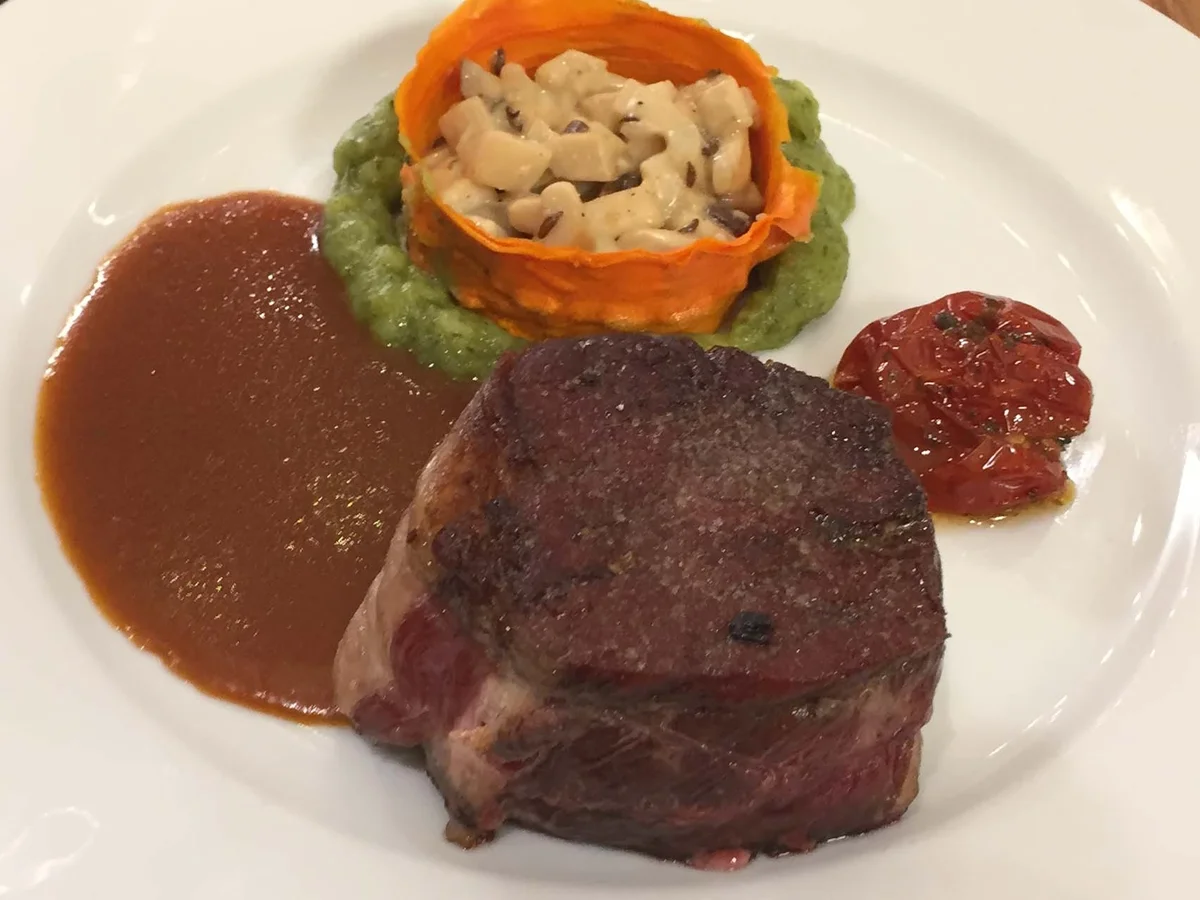 Rezept: Färse im Fettmantel gereift, Kräuterseitling, Karotte, Kartoffel, Petersilie Färse im Fettmantel gereift, Kräuterseitling, Karotte, Kartoffel, Petersilie - Rezept