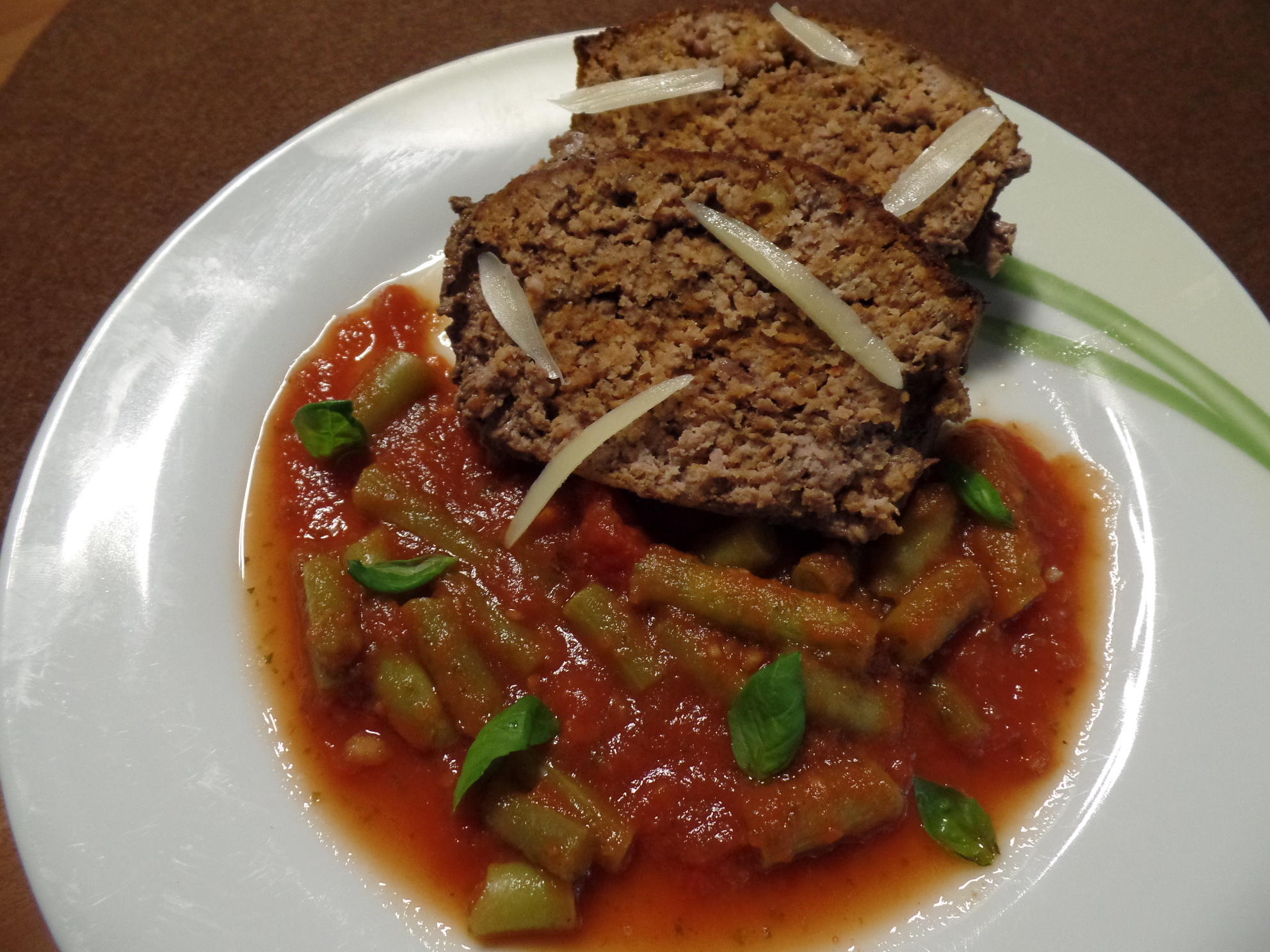 Bilder für Hackbraten mit Tomatensauce und Bohnen - Rezept