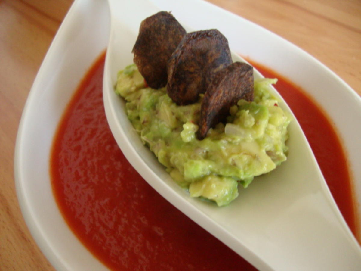 Tomatensüppchen mit Avocadotatar und Chips - Rezept By SuppenGeniesser