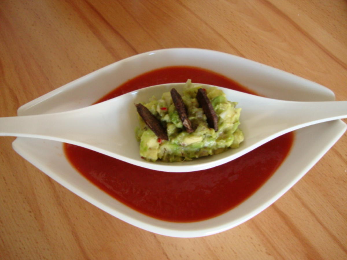 Tomatensüppchen mit Avocadotatar und Chips - einfach - von SuppenGeniesser