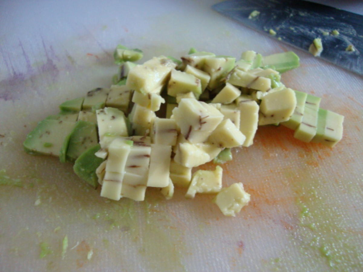 Tomatensüppchen mit Avocadotatar und Chips - einfach - von SuppenGeniesser