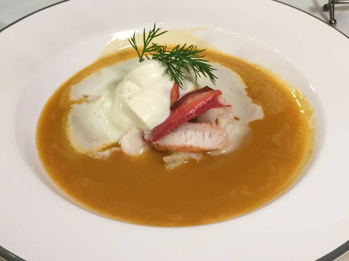 Cremige Hummersuppe mit Anisée-Sahne-Häubchen - Rezept