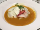 Cremige Hummersuppe mit Anisée-Sahne-Häubchen - Rezept