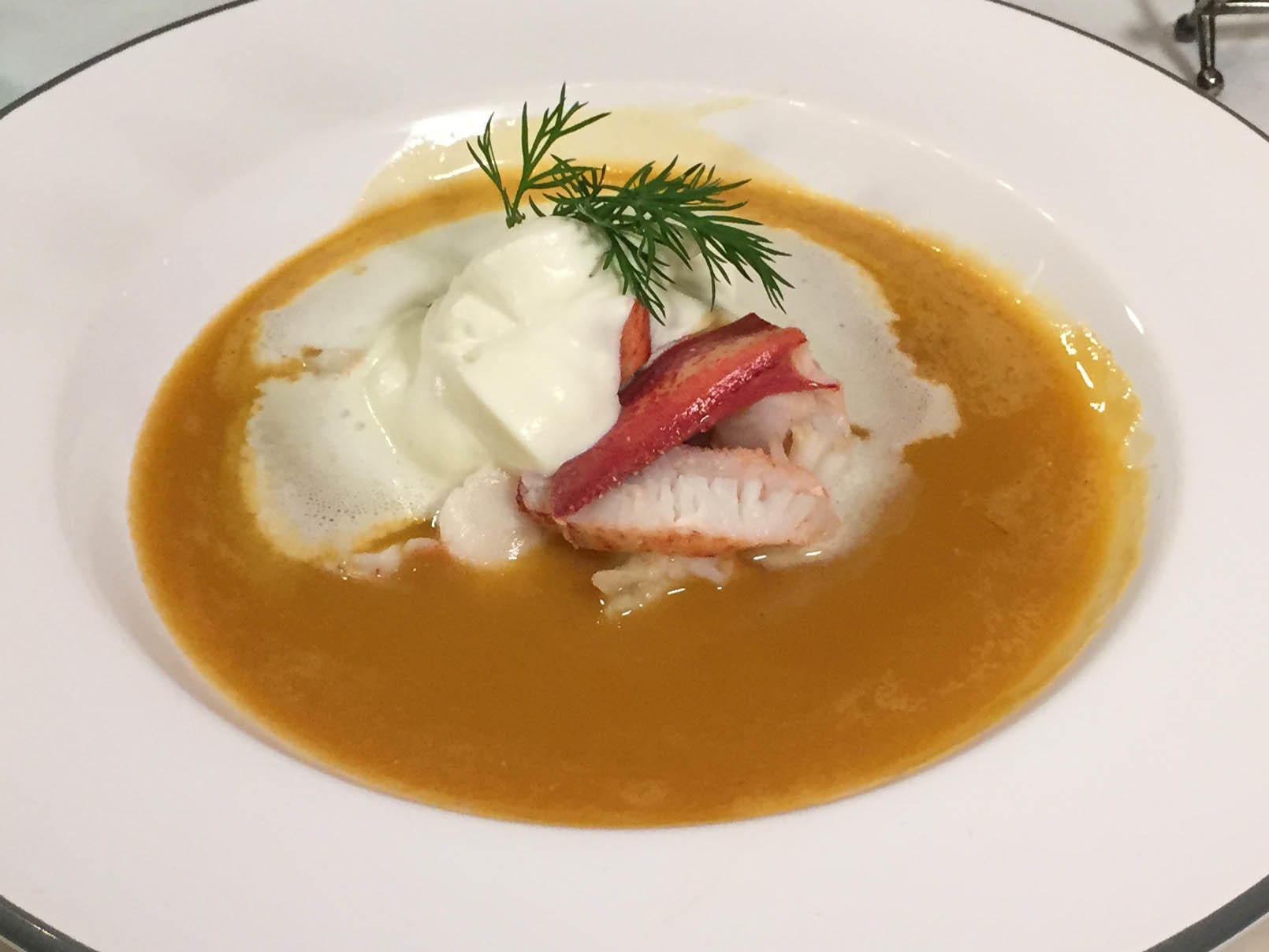 Bilder für Cremige Hummersuppe mit Anisée-Sahne-Häubchen - Rezept