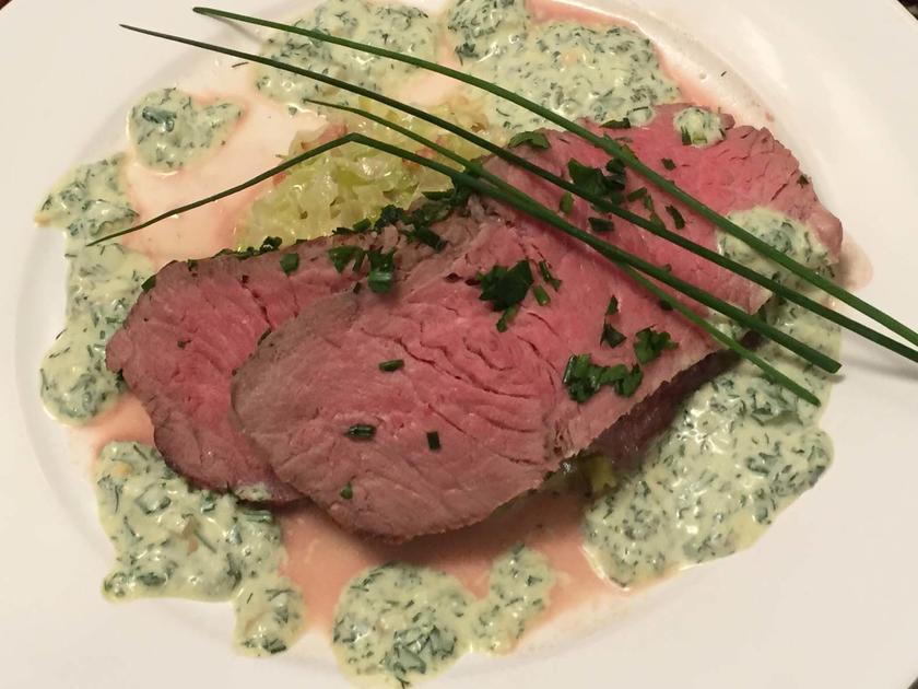 Kräuter Roastbeef mit grüner Mayonnaise Soße an Kartoffelgratin und ...