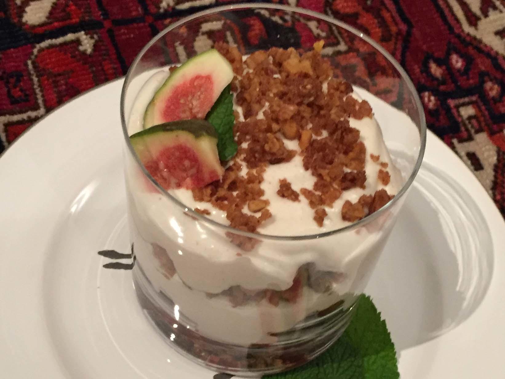 Bilder für Creme-Dessert mit Feigen-Kompott und Walnuss-Streuseln - Rezept