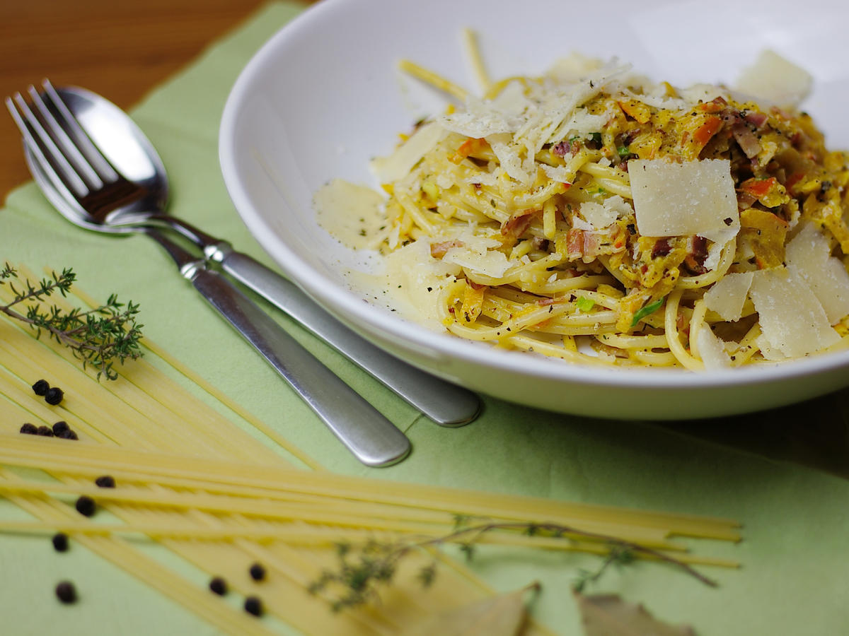 Kürbis-Weißwein-Specksoße mit Spaghetti - Rezept - kochbar.de