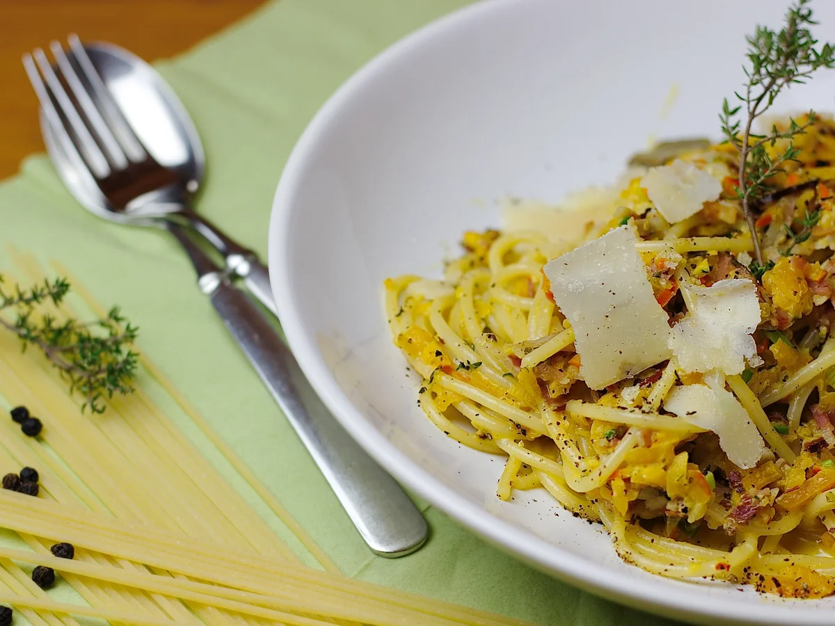 Kürbis-Weißwein-Specksoße mit Spaghetti - Rezept