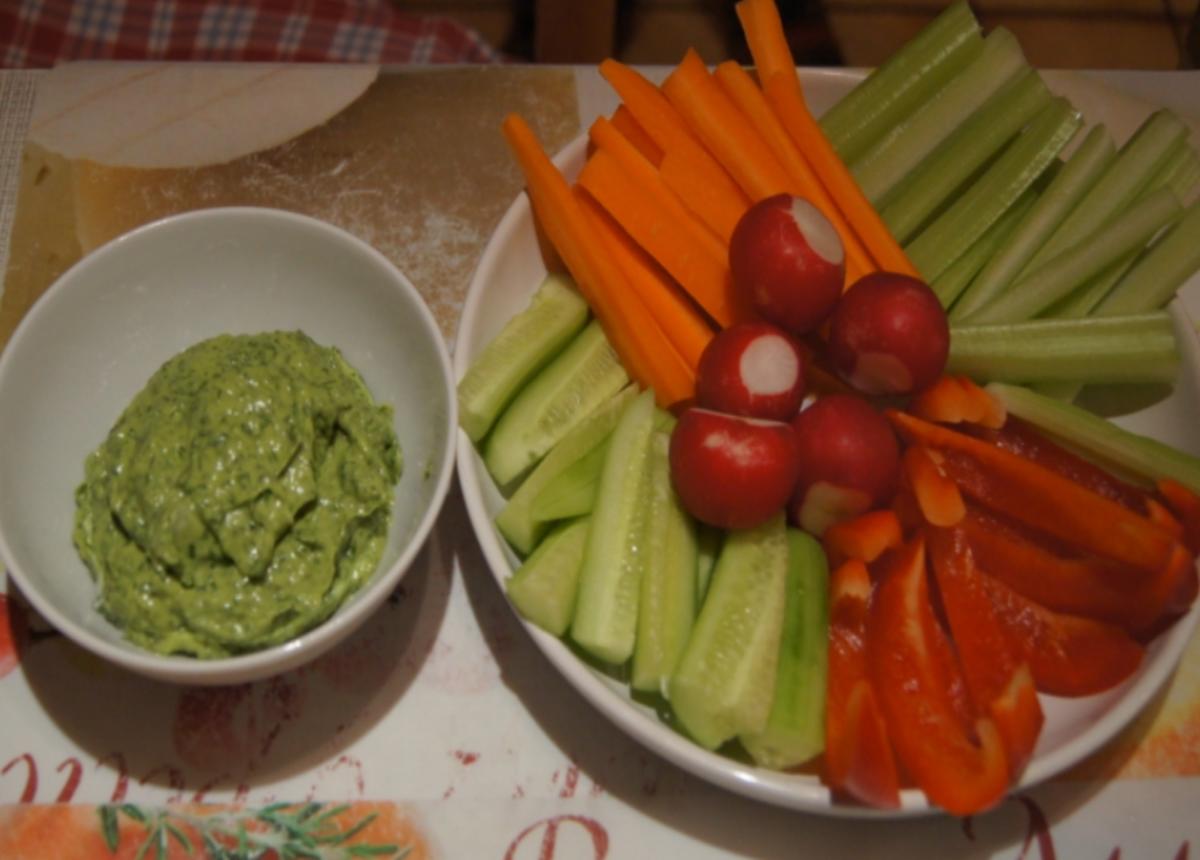 Gemüsesticks mit pikanten Avocado-Dip
