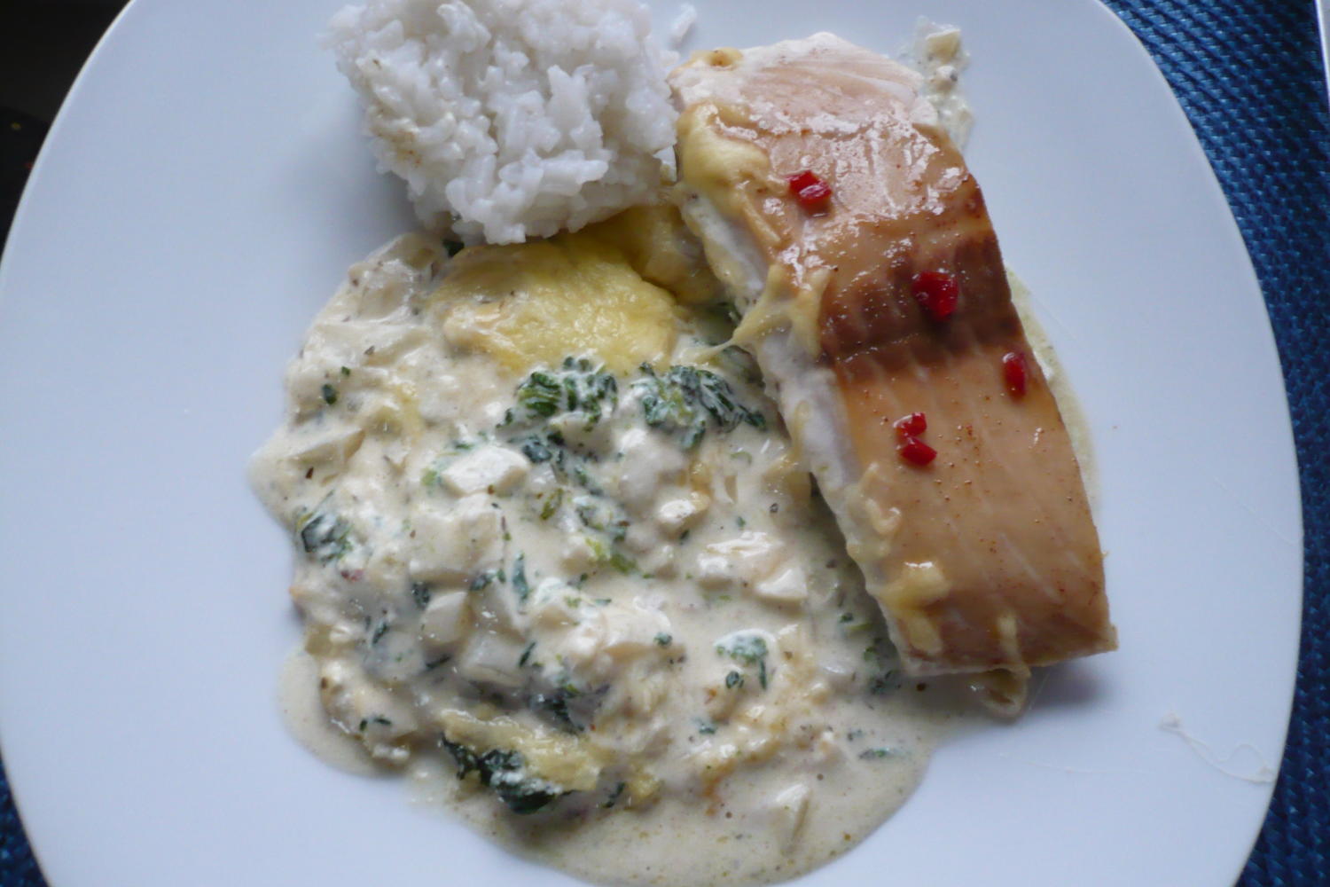 Lachs auf Spinat mit Sahnesoße - Rezept - kochbar.de