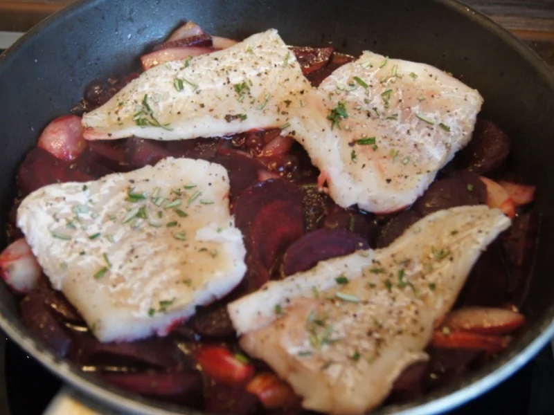 Rezept: Kabeljaufilet auf süß-saure Rote Bete mit Drillingen Bild Nr. 1519 Kabeljaufilet auf süß-saure Rote Bete mit Drillingen - Rezept - Bild Nr. 1519