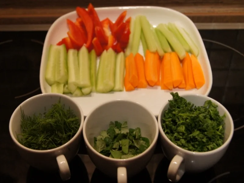 Gemüsesticks mit Kräuter-Quark-Dip - Rezept - Bild Nr. 3