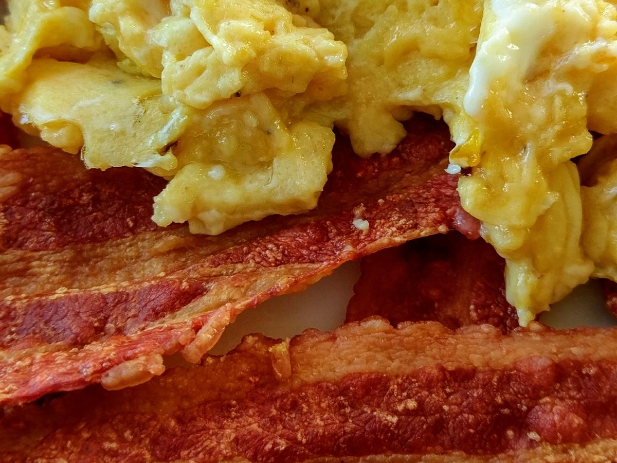 Rühreier mit krossem Bacon - schnell &amp; einfach - 450 kcal/100g